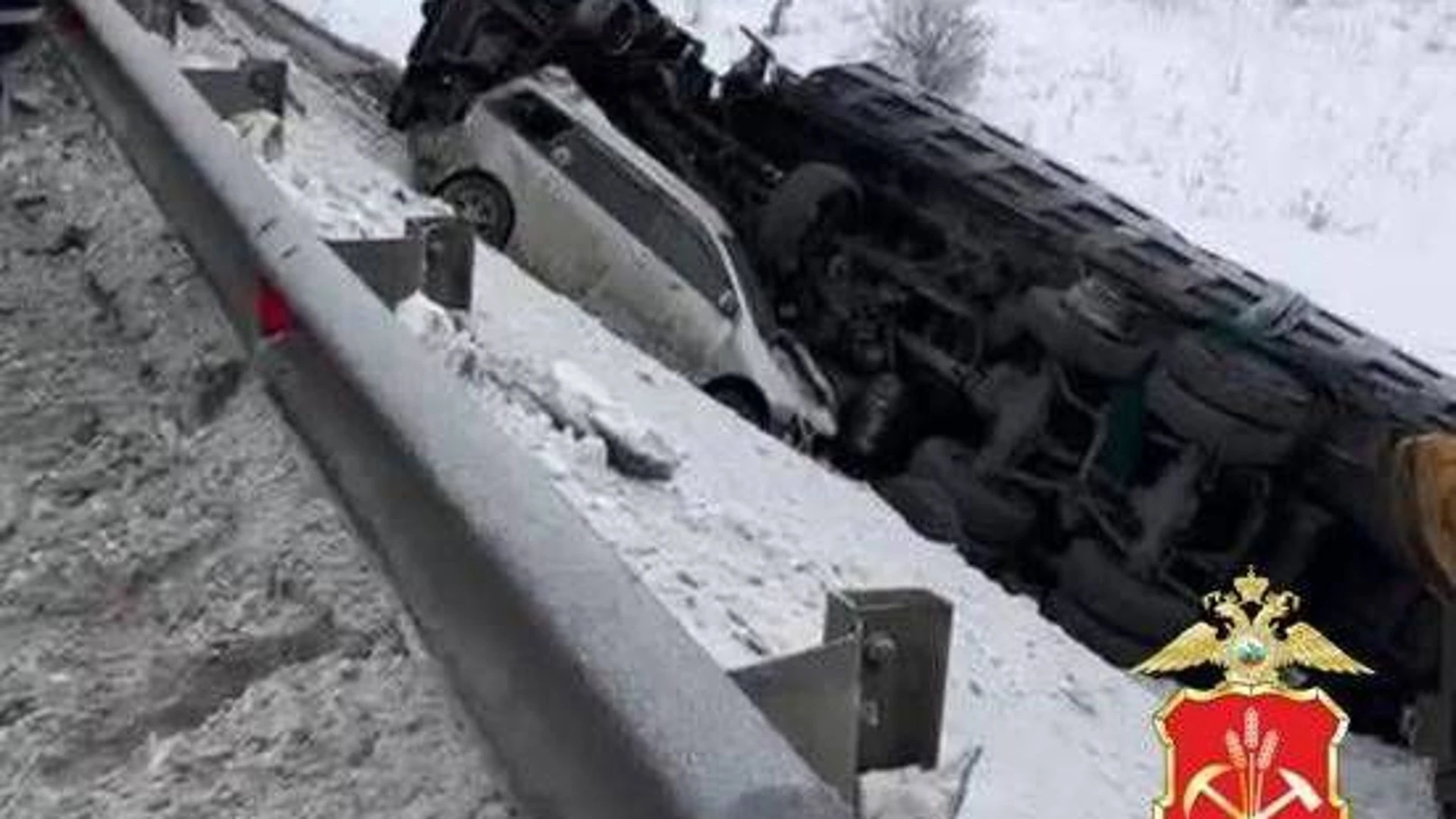 Двое водителей грузовиков погибли в массовом ДТП в Кузбассе