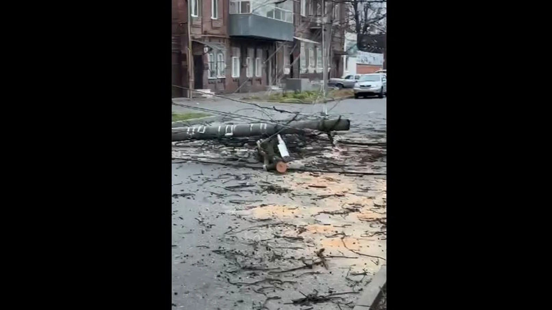 Во Владикавказе устраняют последствия сильного ветра