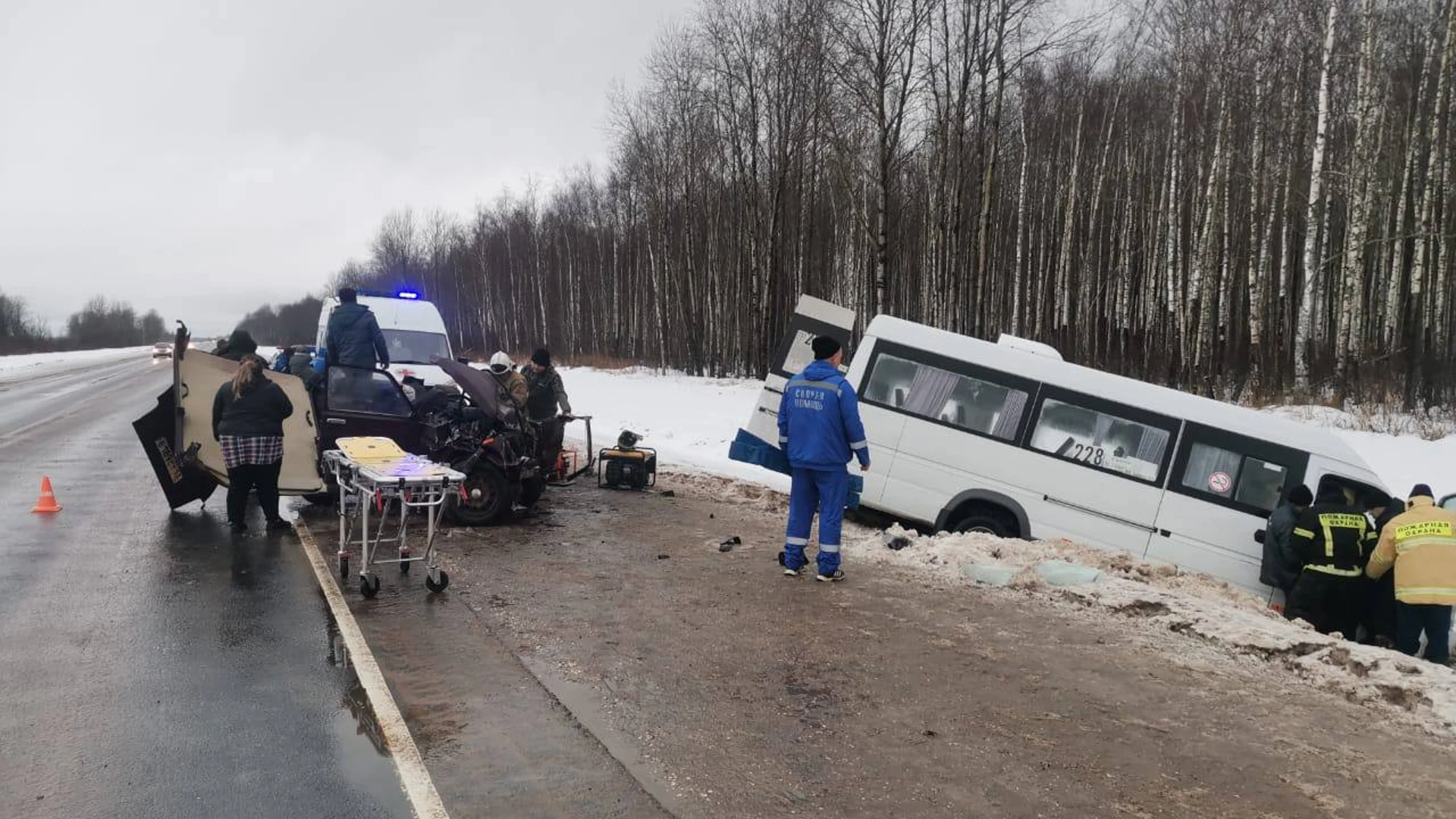 В ДТП с участием автобуса на новгородской трассе погиб один человек