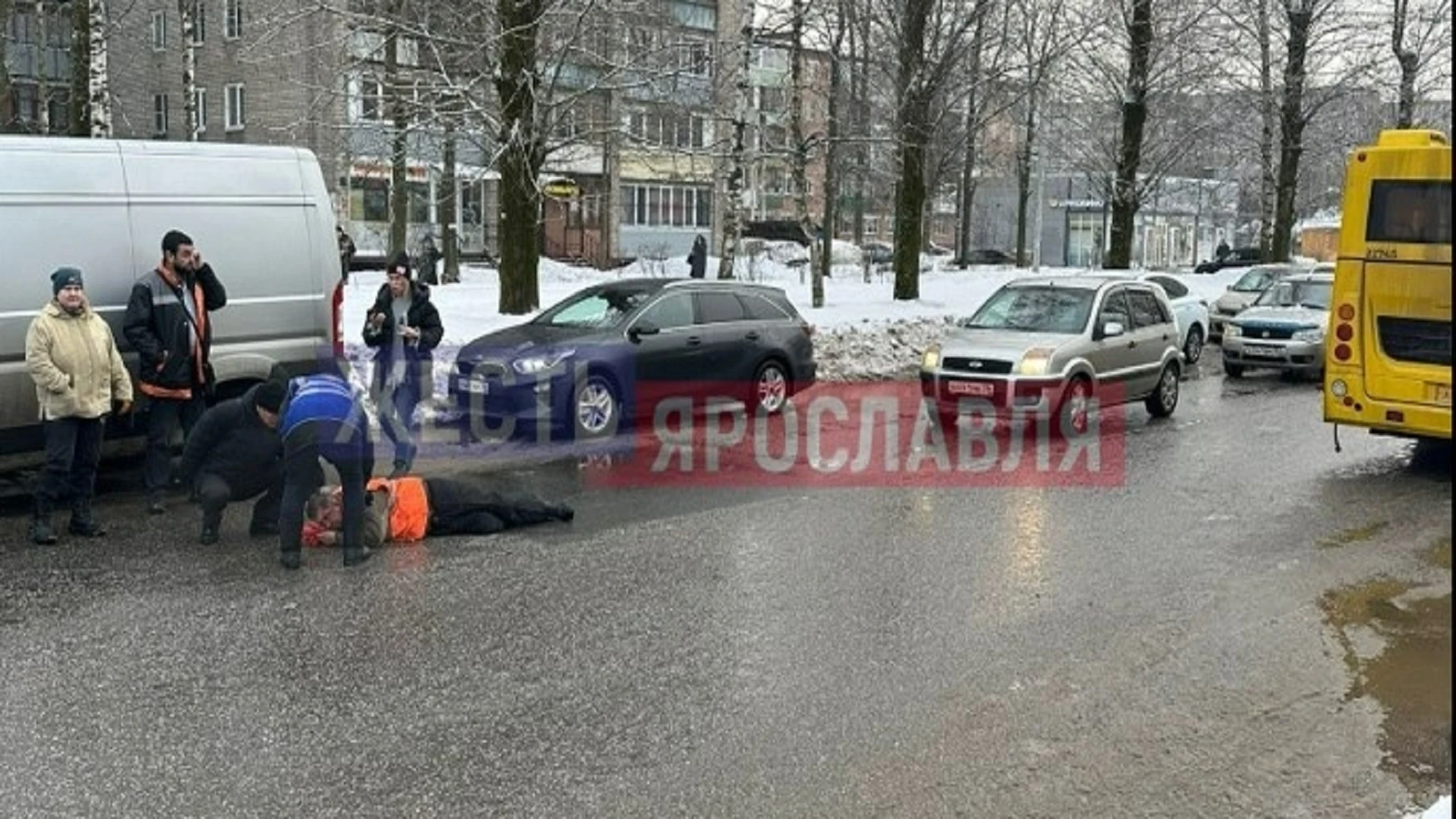 В Ярославле под колесами автобуса оказался мужчина, перебегавший дорогу в неположенном месте