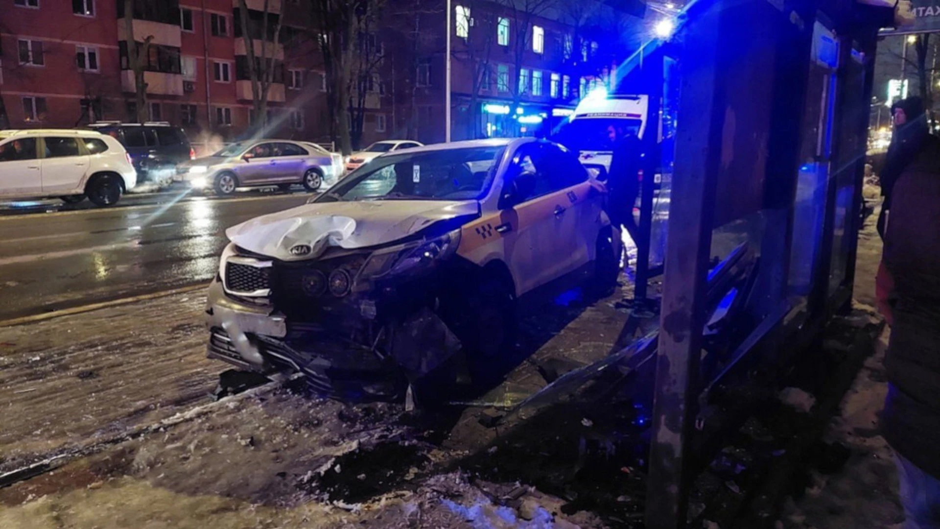 Два человека ранены на остановке в Мытищах в результате массового ДТП