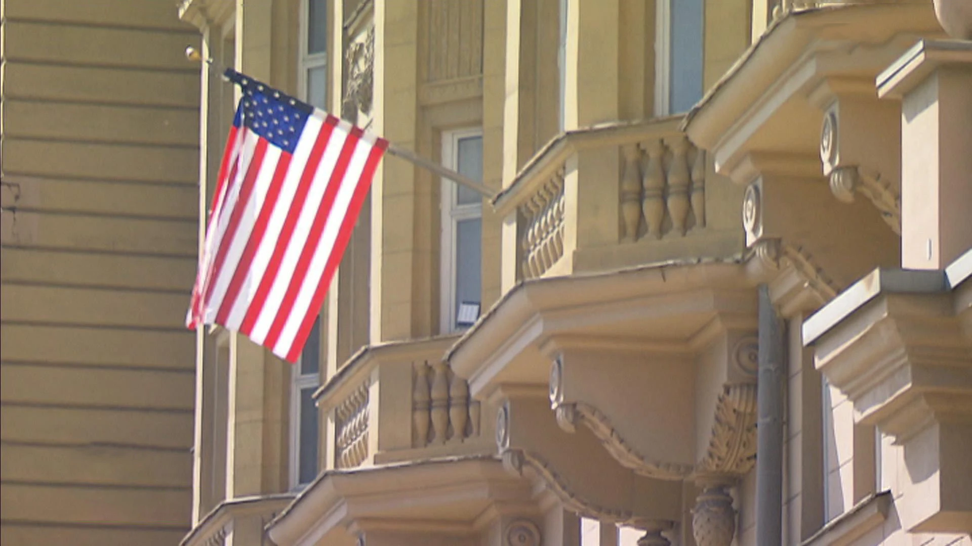 Symboles sous la forme de lettres, à l'ambassade américaine à Moscou