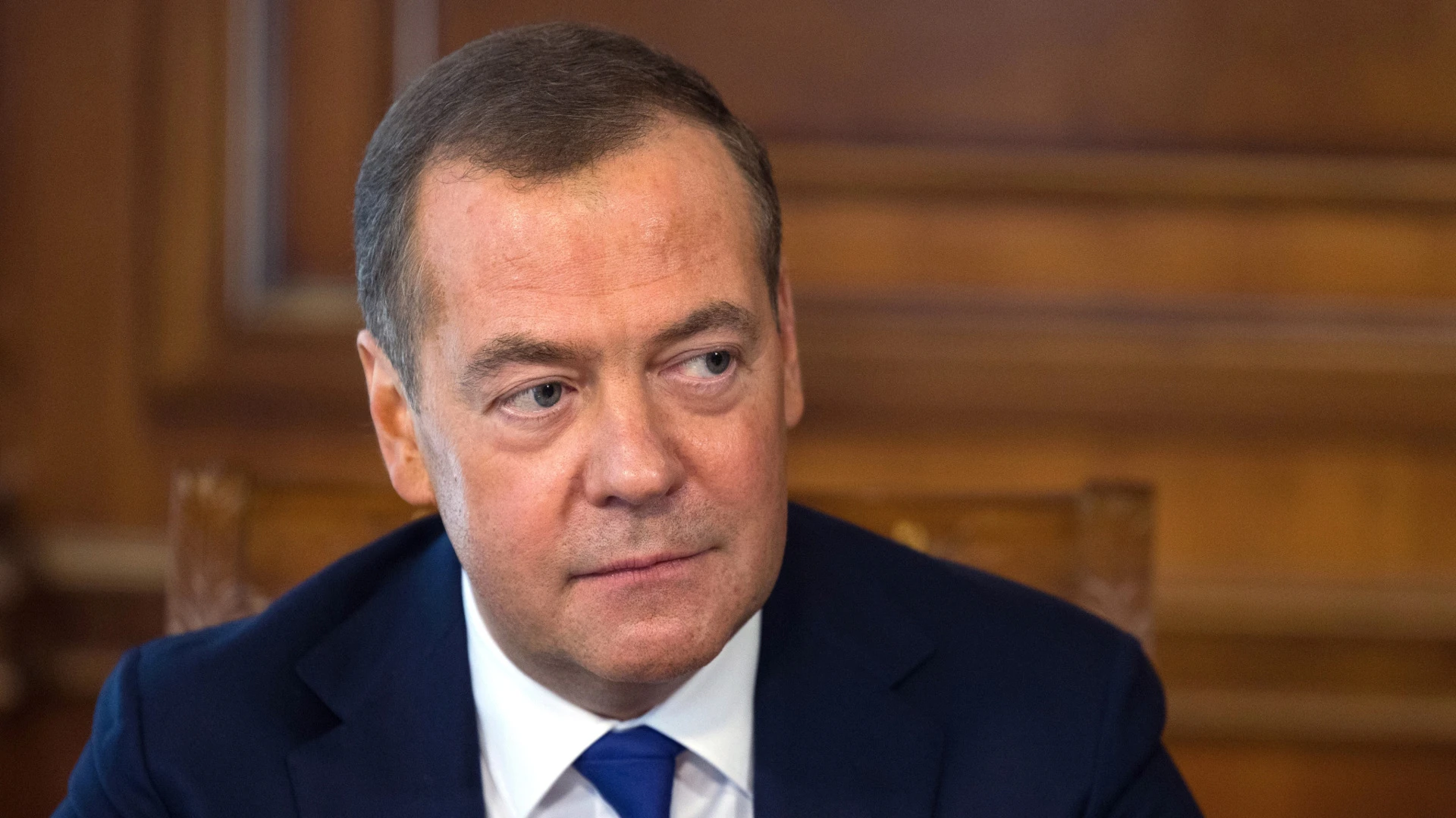 プーチンとトラムプの間を語るMedvedev:ロシアと米国だけダイニングルームで