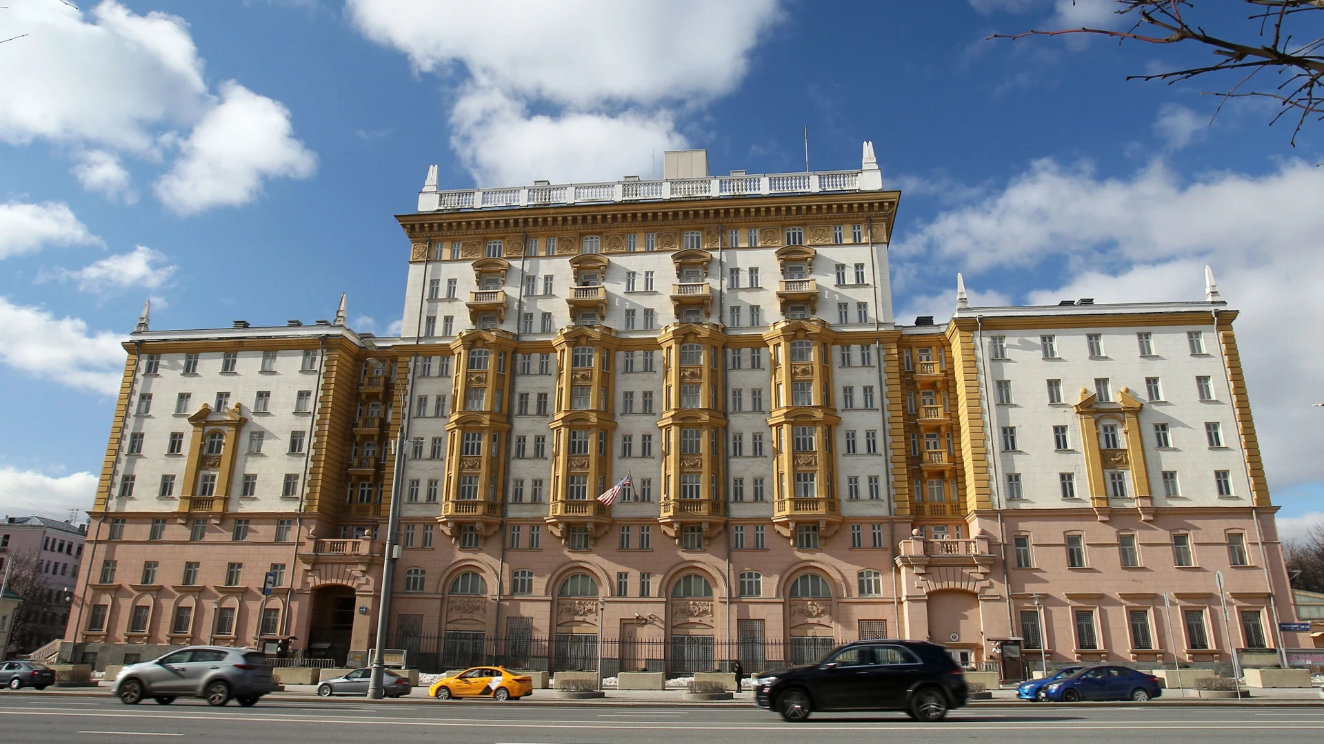 Symboles patriotiques retournés à la construction de l'ambassade américaine à Moscou