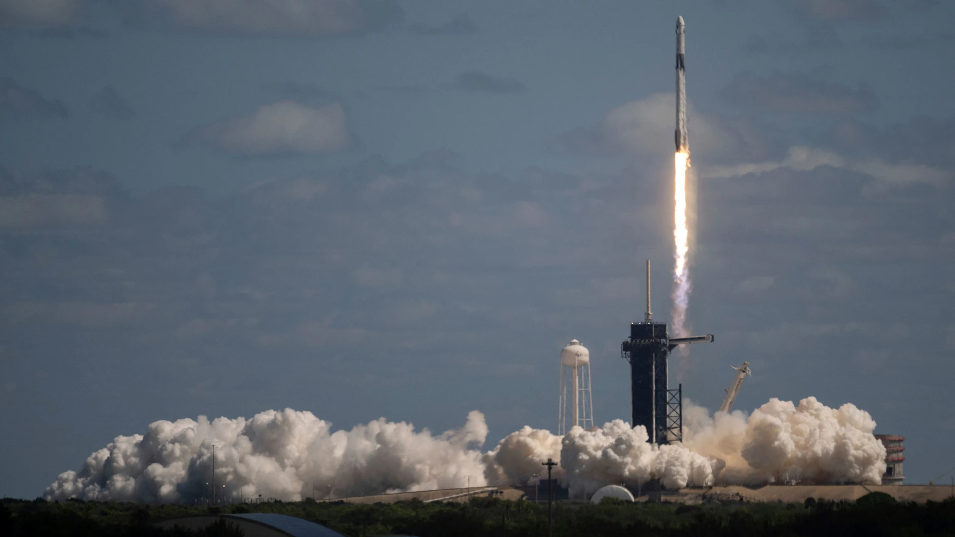 Das Schiff Dragon Crew mit Astronaut Gorbunov spritzte vor der Küste von Florida