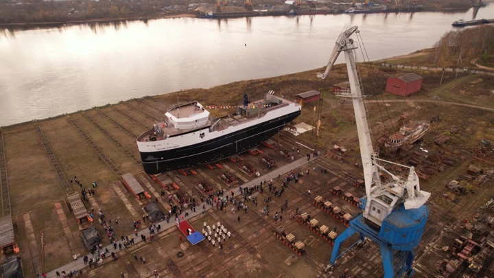 Вести. Ярославль На рыбинской судоверфи спустили на воду новое краболовное судно