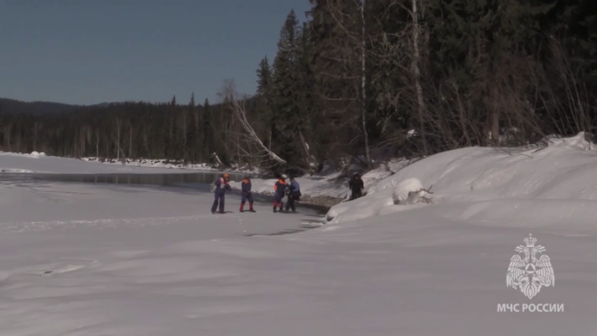 Krasnoyarsk Retter aus dem Taiga Paraglider evakuiert