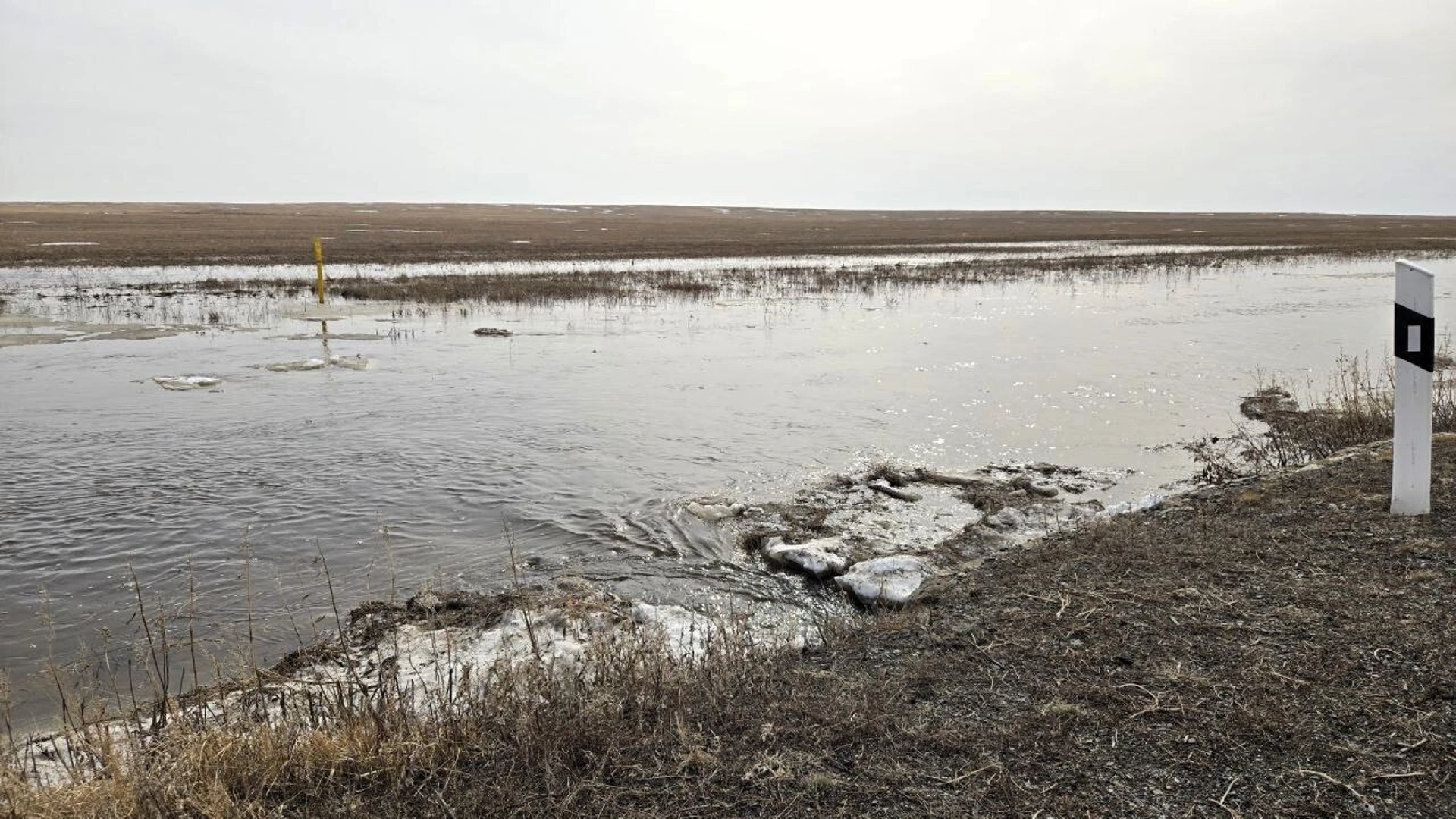 Passage en bateau aux villages coupés organisés à l'est d'Orenburg