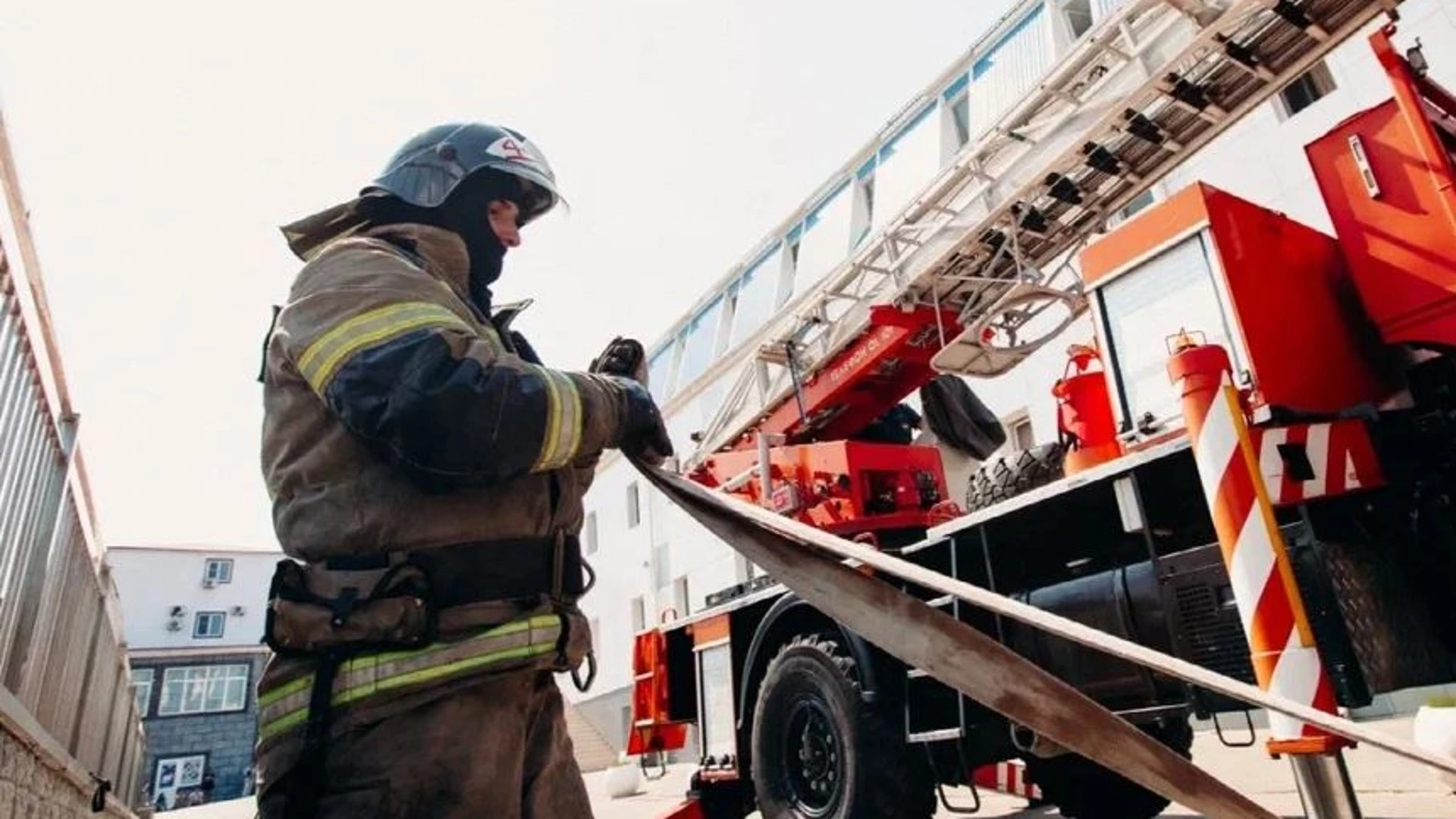 Das Feuer im Öllager in der Nähe des Dorfes Kaukasisch wurde noch mehr