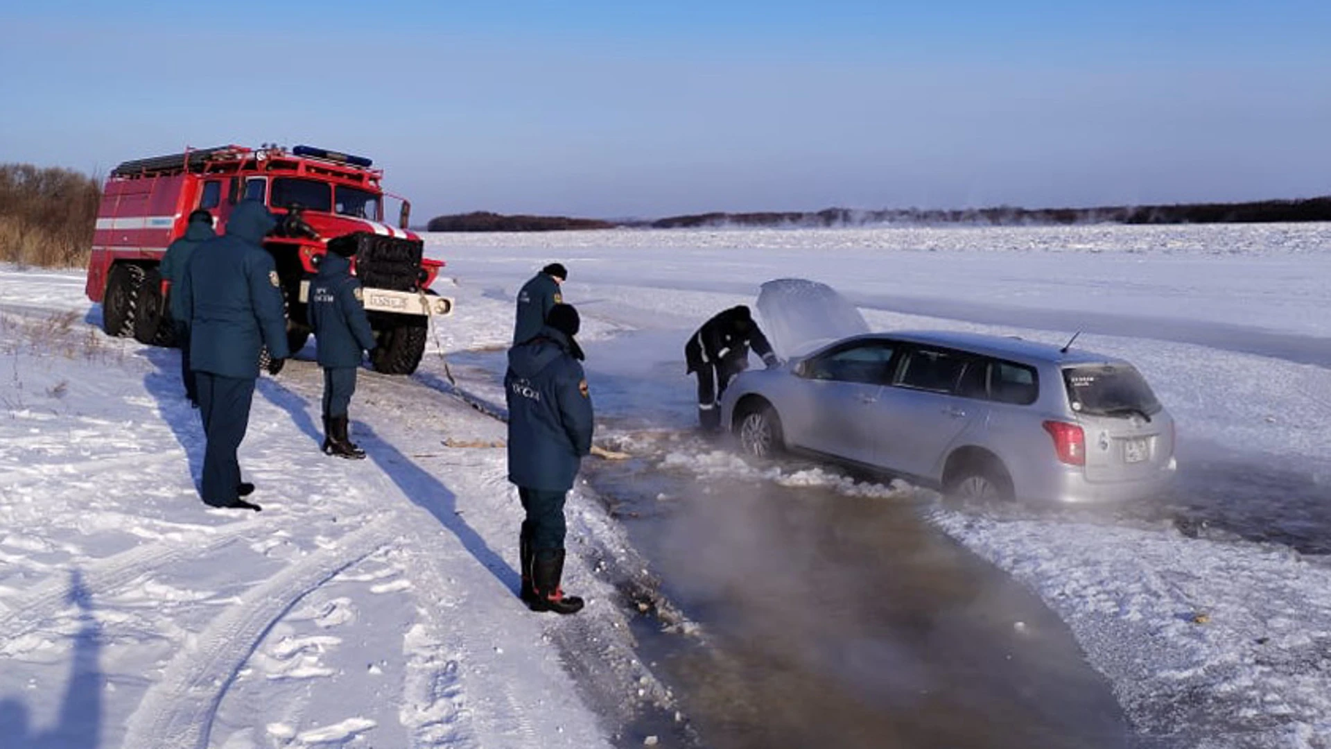 В Свободном на переправе под лед провалился автомобиль