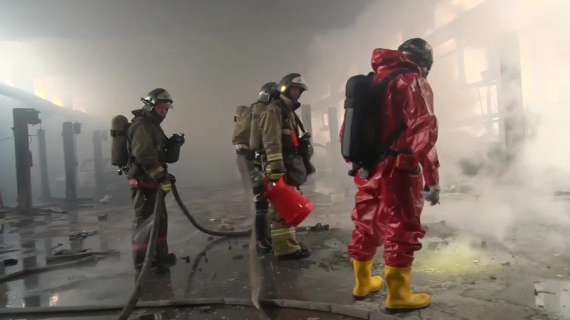 Feuerfläche in der Nähe des Dorfes Kaukasisch stieg auf 1700 Quadratmeter