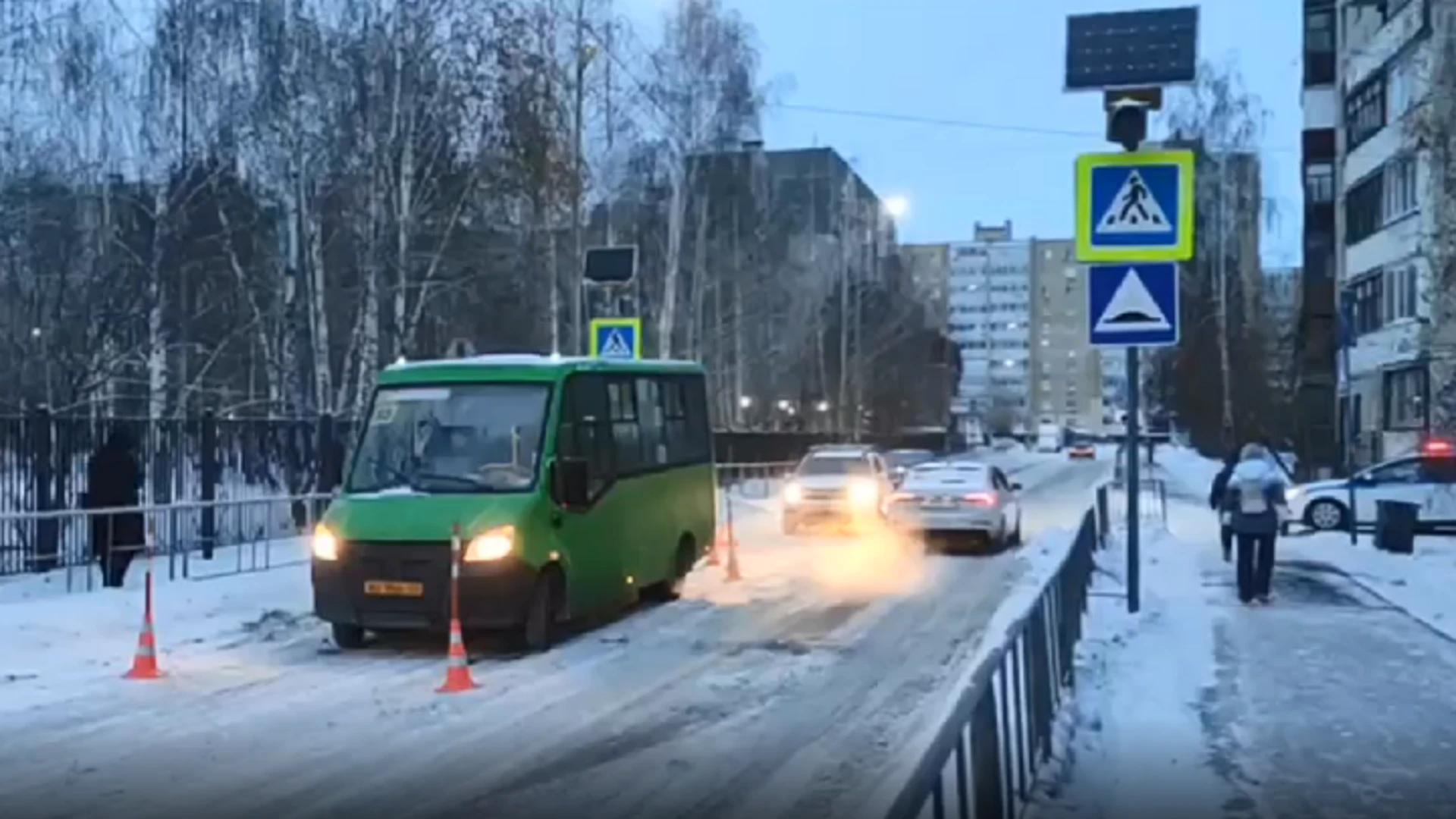 Женщина с детской коляской сбита на "зебре" в Тюмени