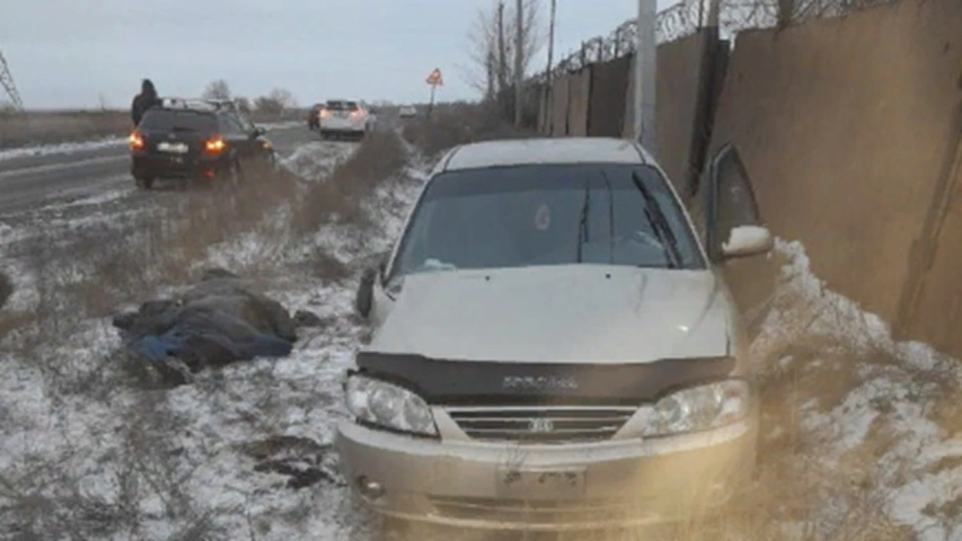 В Орске водитель на автомобиле съехал в кювет и врезался в бетонный столб