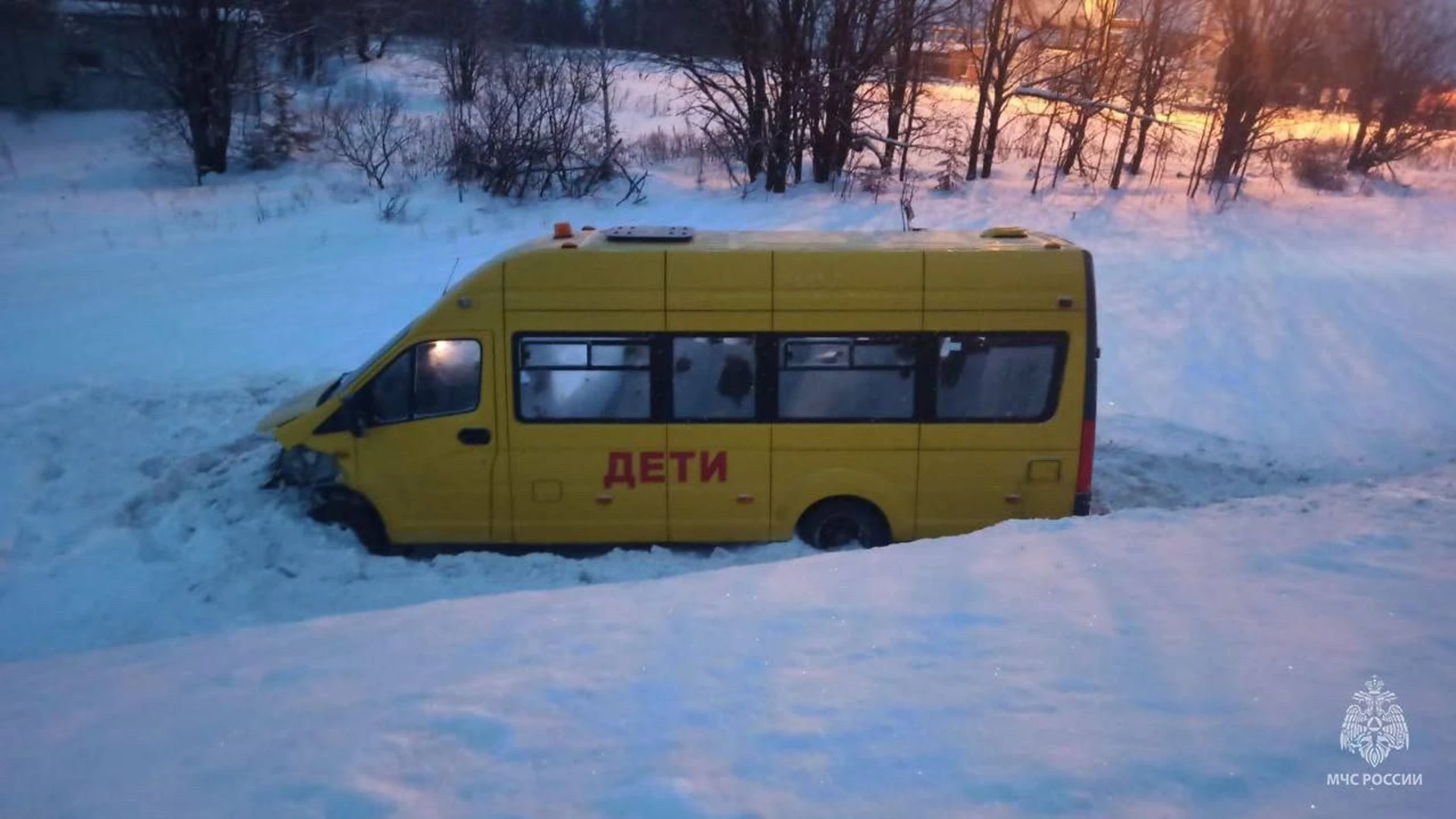 В аварии со школьным автобусом в Удмуртии пострадали семь человек