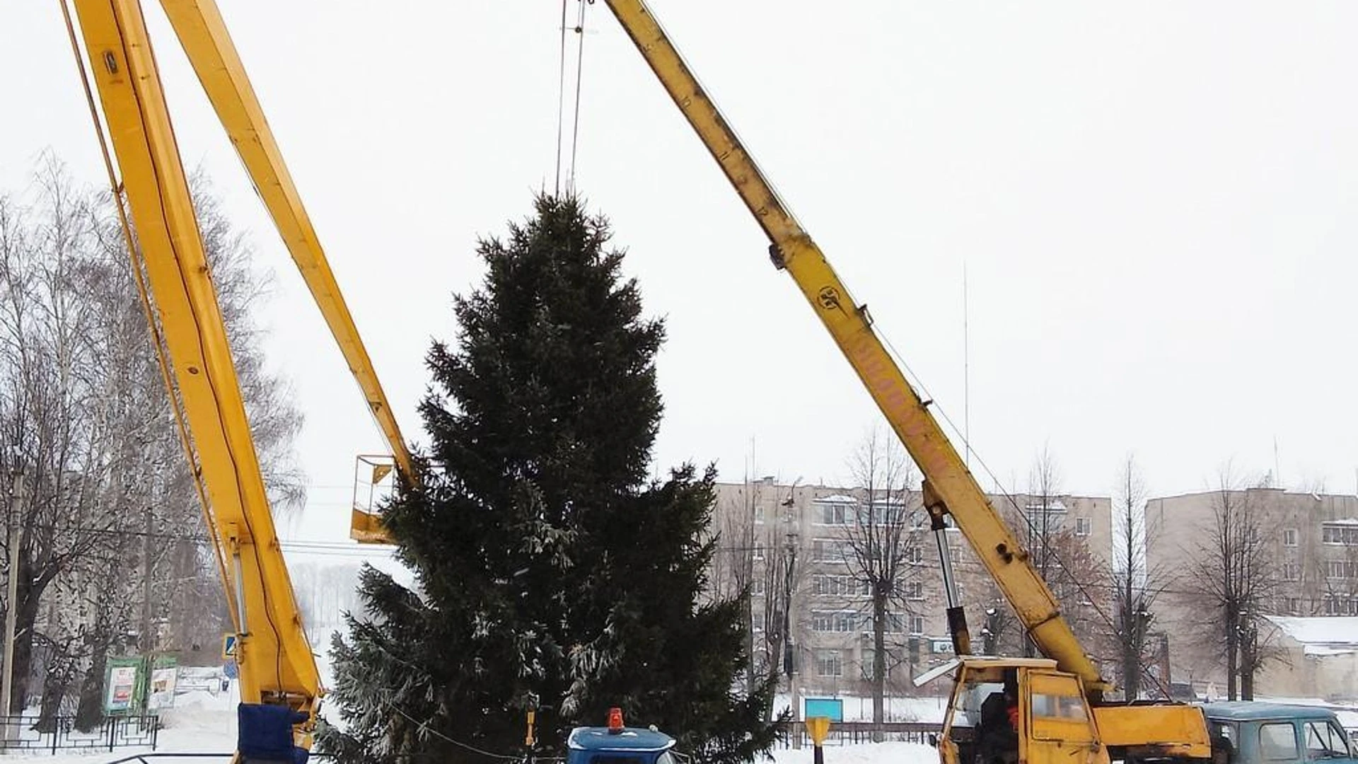 В Пучеже на центральной площади устанавливают елку