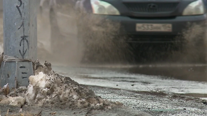 Fahren Sie. Wassergeflutete Straßen und Wohngebäude in Nowosibirsk nach einer scharfen Erwärmung