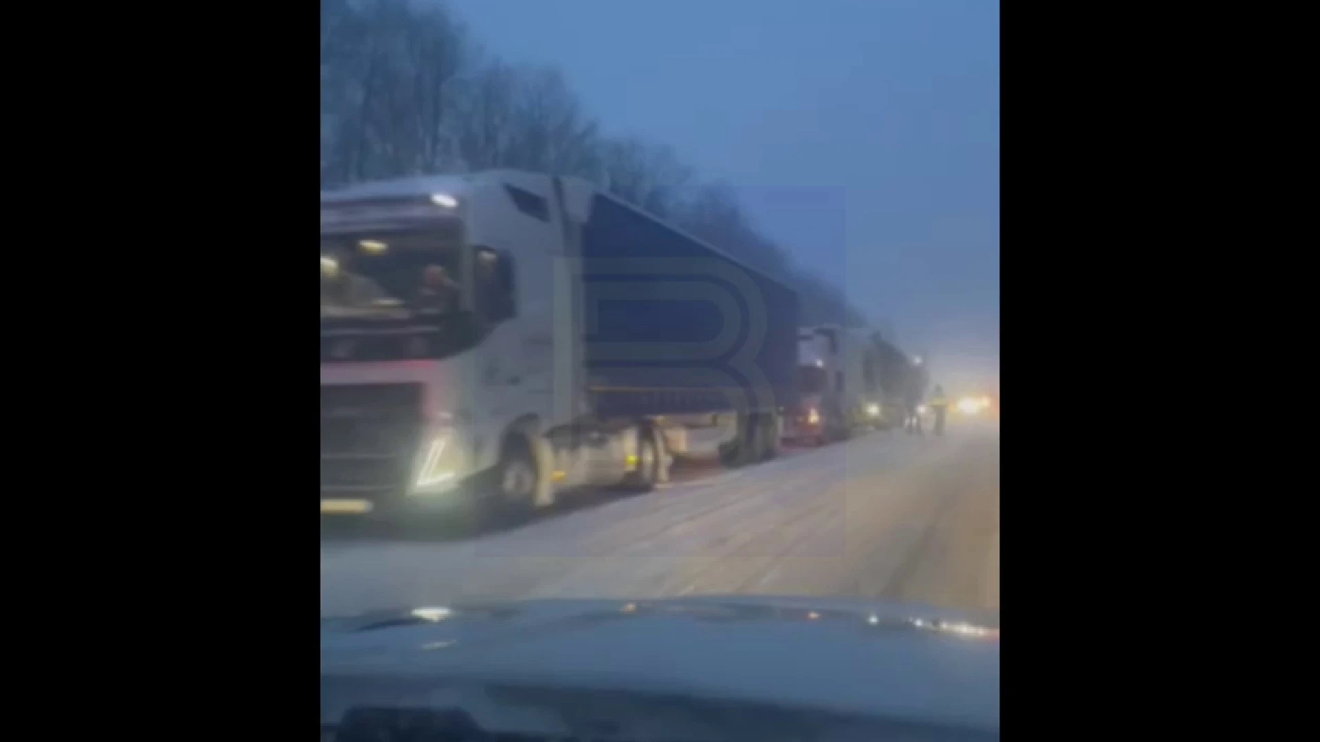 На трассе М-8 под Ярославлем выросла многокилометровая пробка из фур