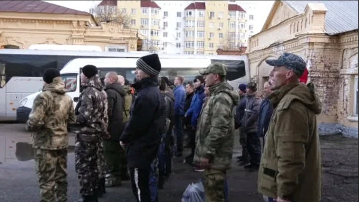 Вести. Саратов Из Балакова в учебные пункты отправились мобилизованные призывники