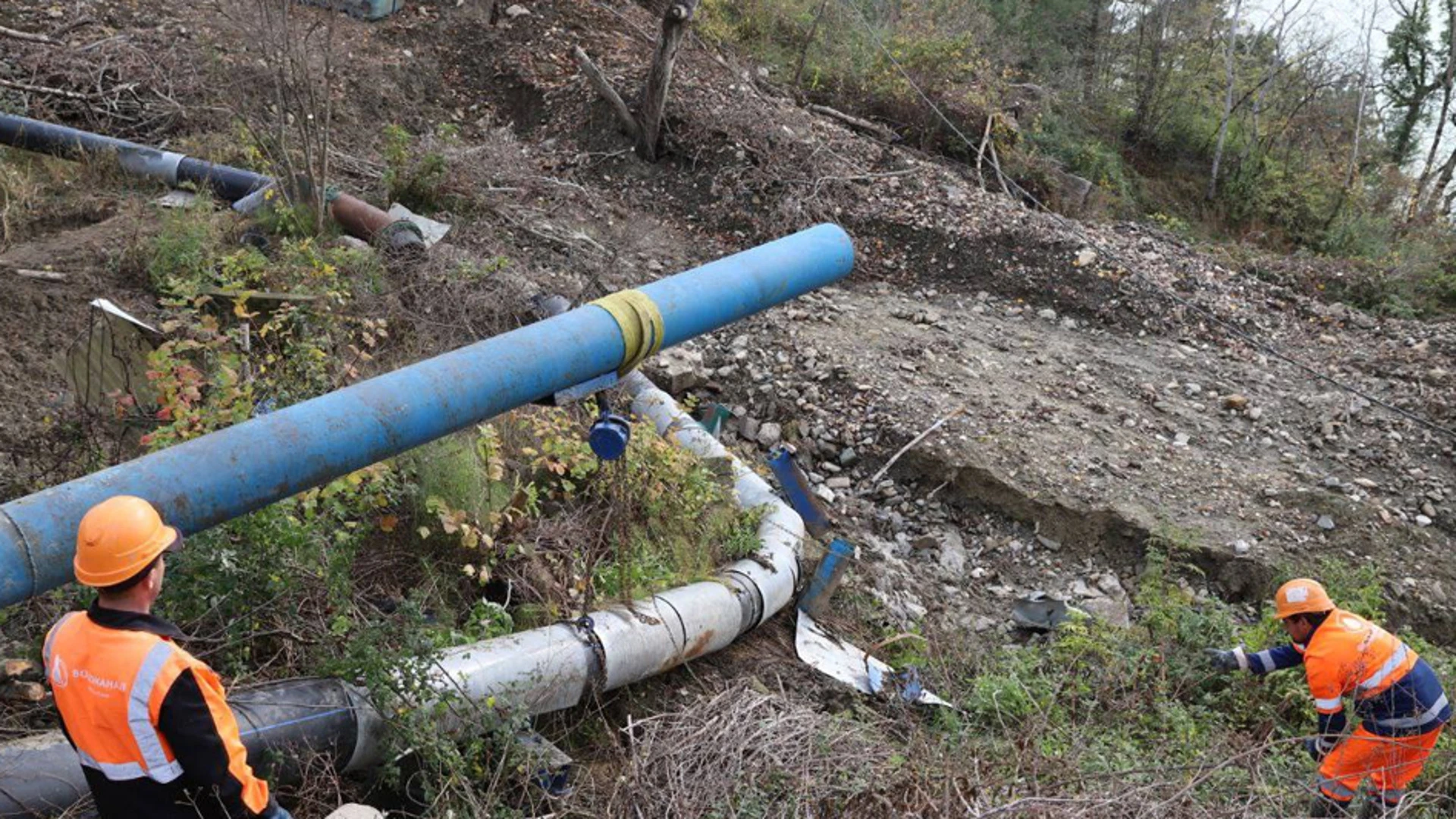 В Центральном районе Сочи ремонтируют поврежденный оползнем водовод