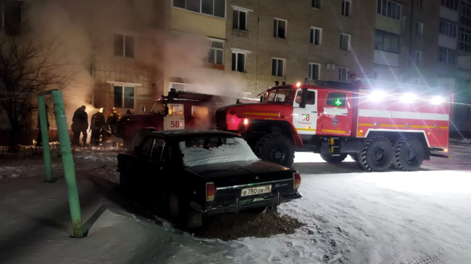 В Райчихинске эвакуировали жителей многоэтажки из-за пожара в подвале