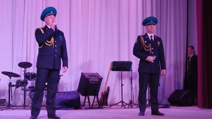 Russland 24. In Zabaikalsk fand ein Konzert des Ensembles der Grenzabteilung des FSB von Russland im Gebiet Trans-Baikal statt