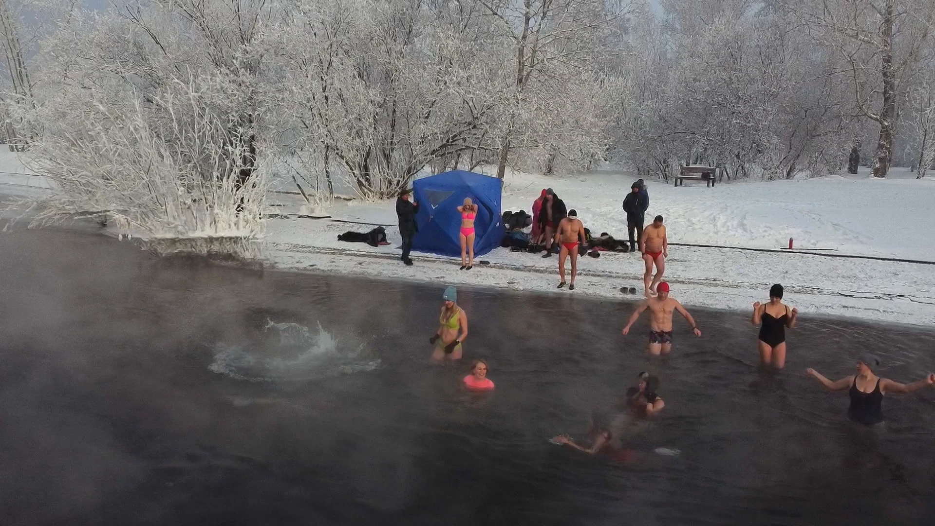 Обжигающее купание — иркутские моржи окунулись в −30 на острове Юность