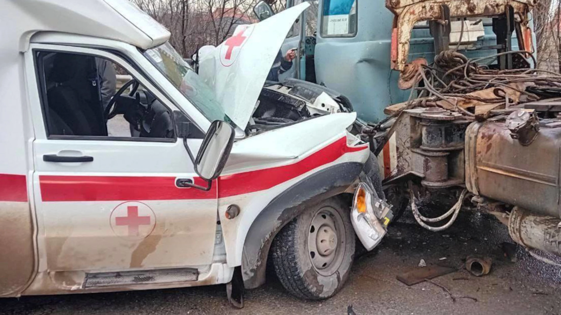 Три человека пострадали при столкновении скорой и автокрана в Крыму