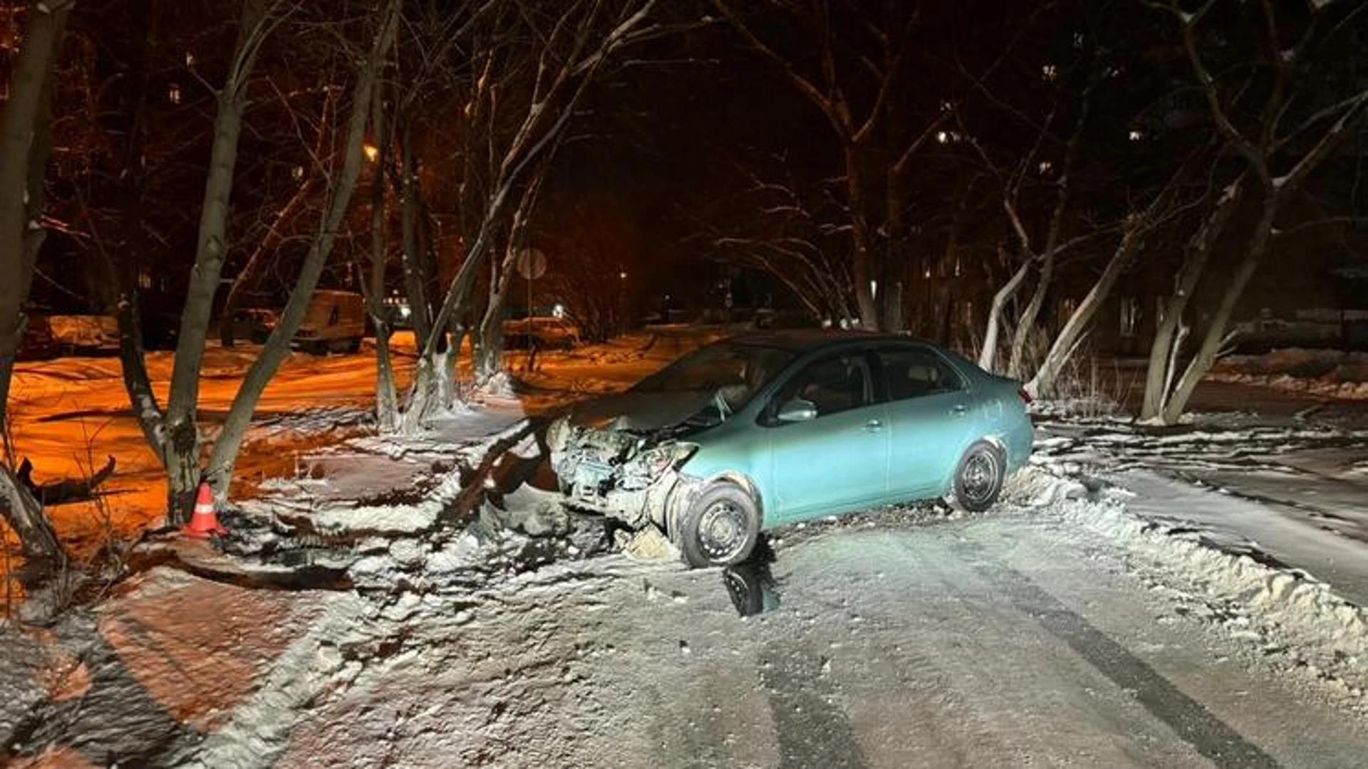 В Новосибирске 41-летний водитель Toyota Belta врезался в дерево