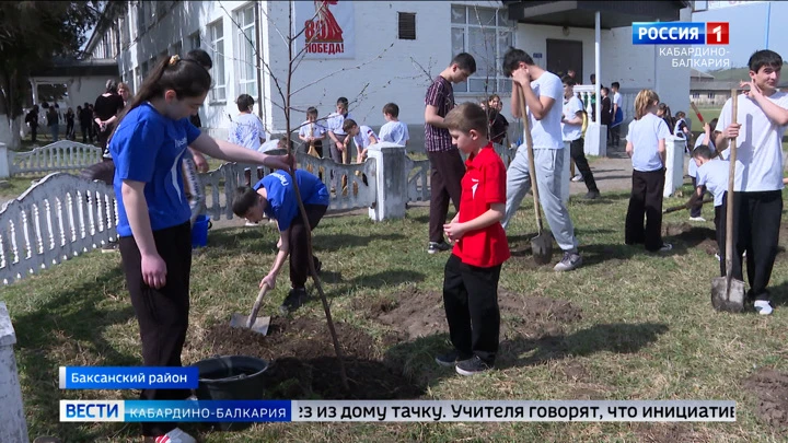 Dirigir. Kabardino-Balkaria No distrito de Baksan foi uma escola de grande escala sábado