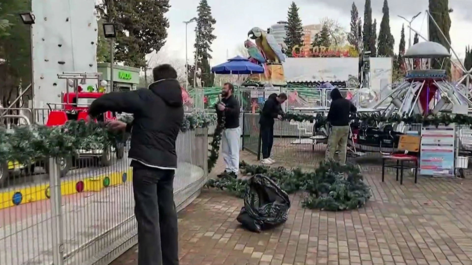 В Сочи украсили городские парки к Новому году