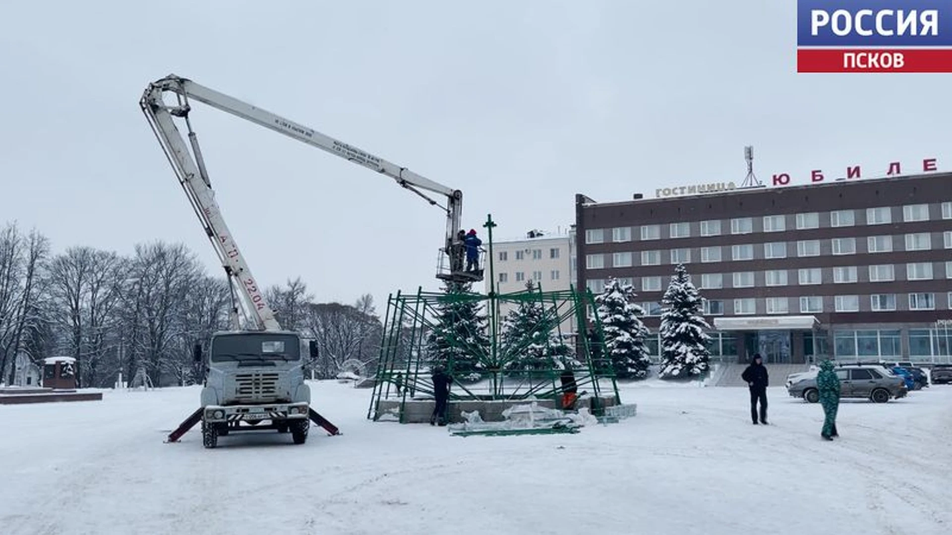 В Великих Луках устанавливают 22-метровую городскую ель