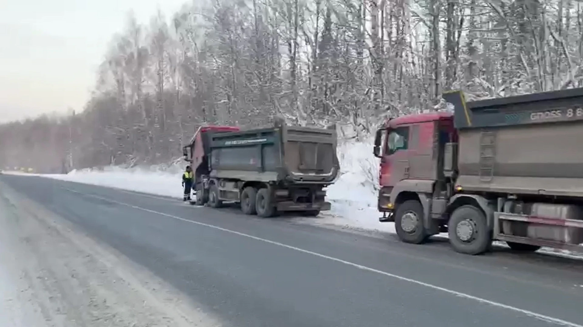 Несколько автомобилей застряли на трассах в Челябинской области из-за замерзшего топлива