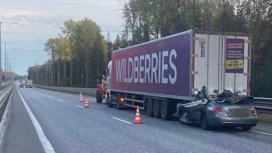 Mercedes врезался в грузовик Wildberries на трассе М-11, водитель погиб