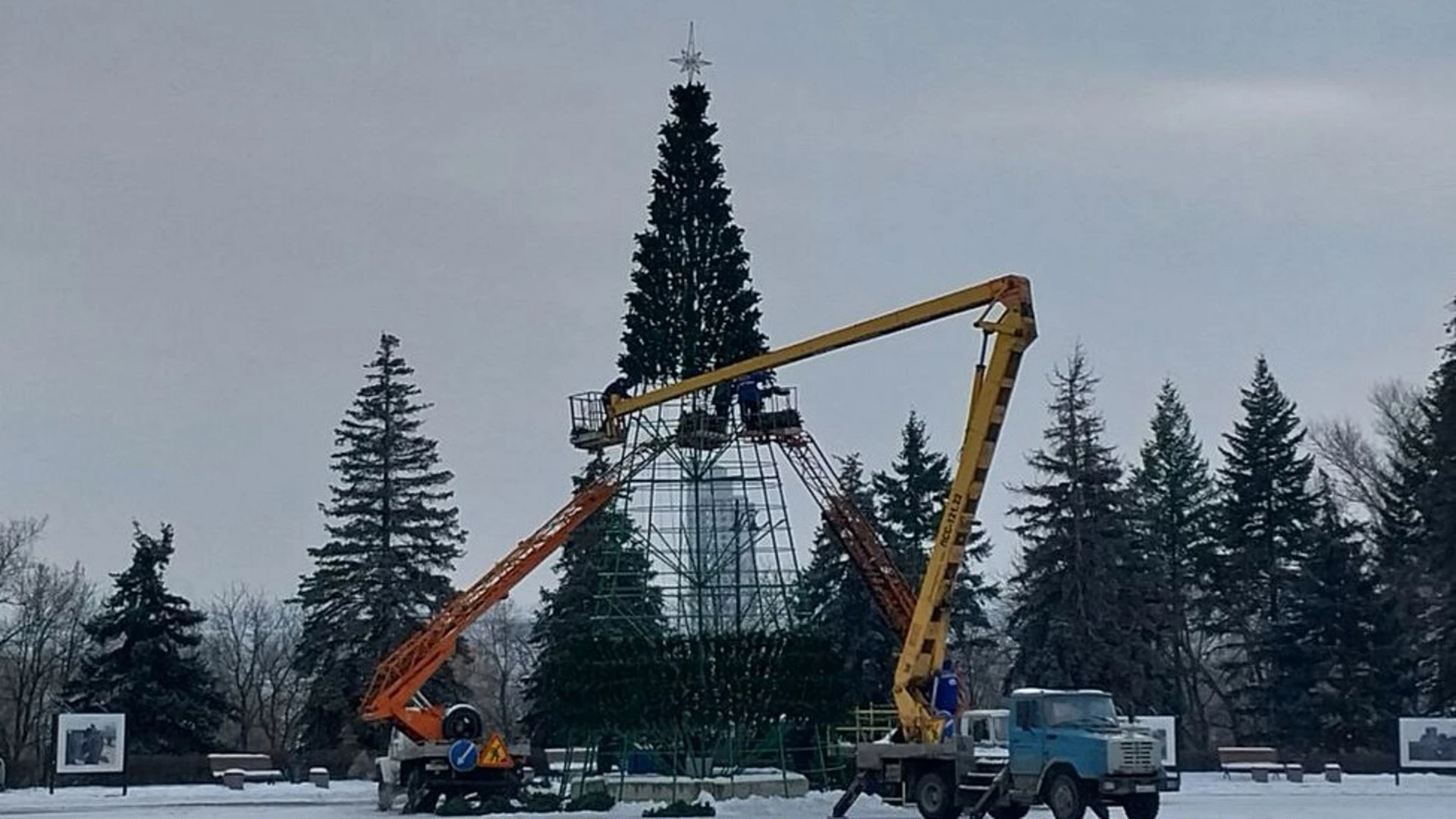 18-метровую новогоднюю елку в Липецке собирают три автокрана на Соборной площади