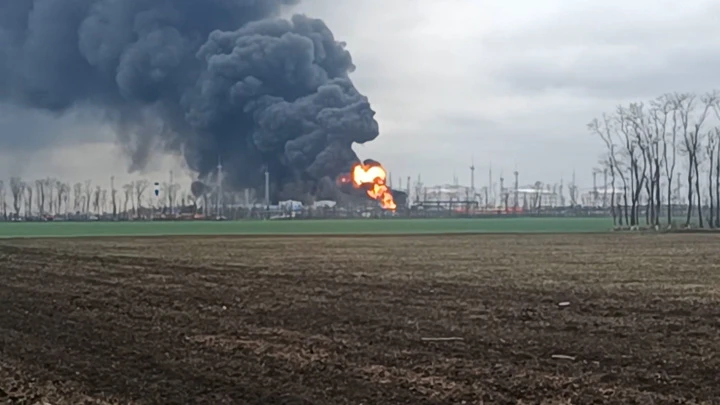 Köyün yakınında bulunan petrol deposundaki yangın alanı 1700 metrekareye ulaştı. m m m m