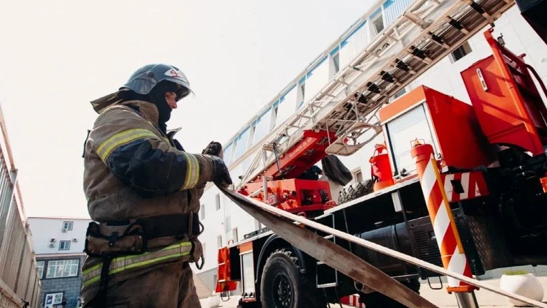 La zona de bomberos en el depósito de petróleo de la región del Cáucaso aumentó a casi 4000 metros cuadrados.