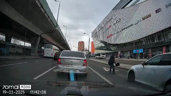 The driver of Lexus demolished a man on the bus lane in the East of Moscow