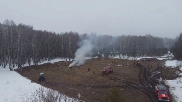 Fahren Sie. Praktische Fähigkeiten zur Bekämpfung natürlicher Brände, die während der Übungen in der Region Tyumen ausgearbeitet wurden