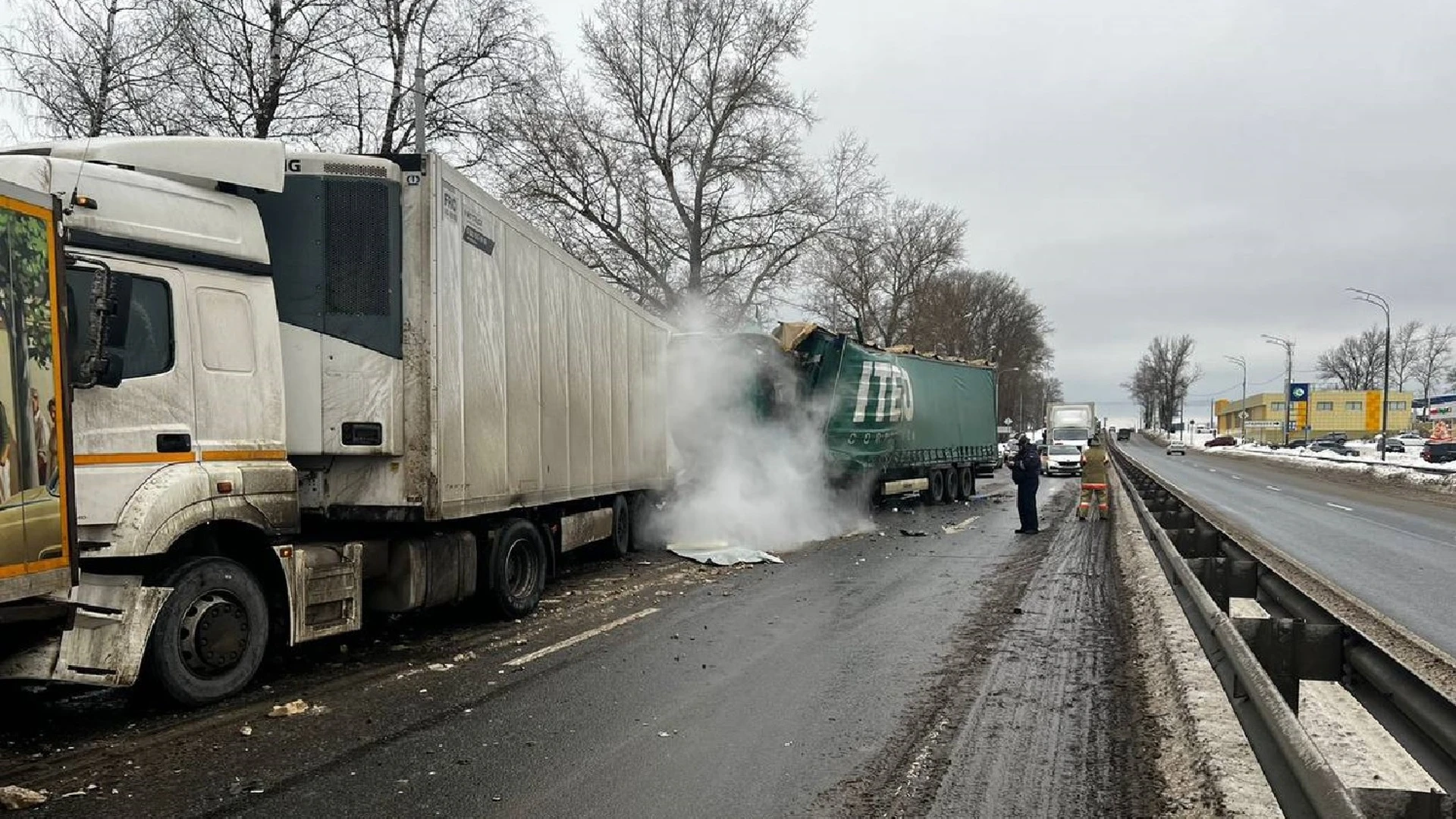 Появились кадры сокрушительной аварии с фурой в Подмосковье