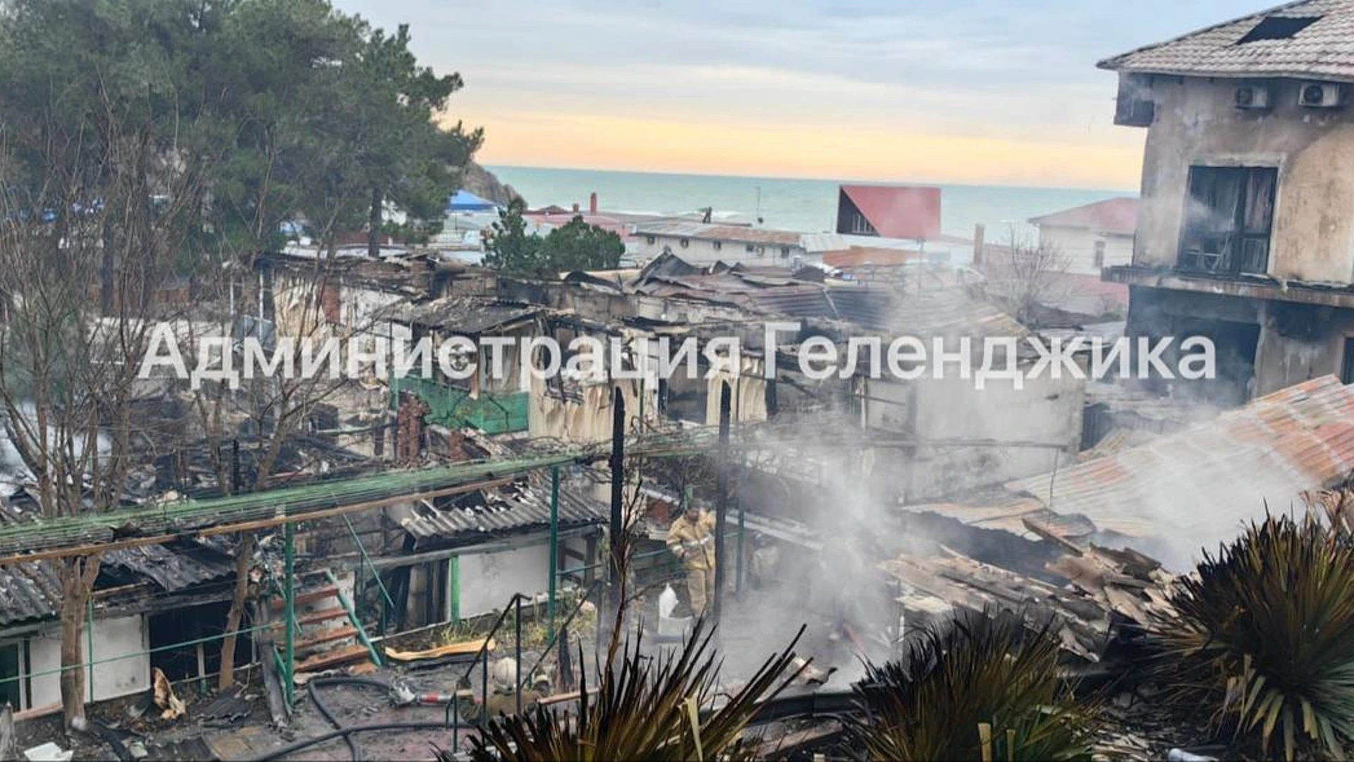 Крупный пожар в Геленджике уничтожил несколько домов