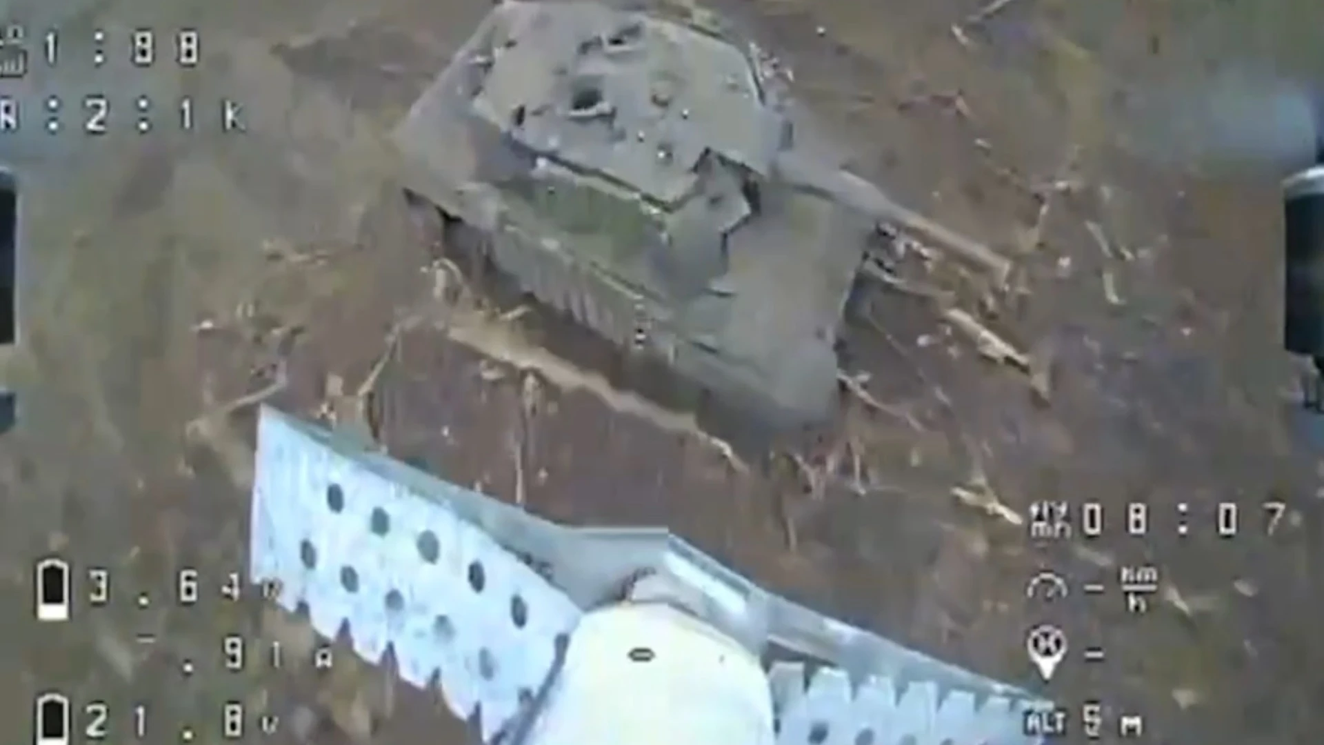 Уничтожение Leopard 2 с воздуха и земли сняли на видео