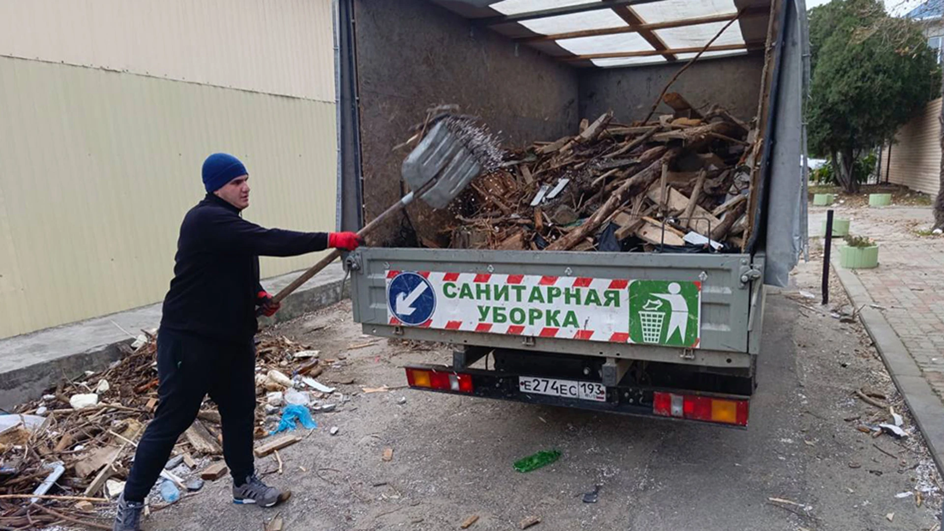 В Лазаревском районе Сочи наводят порядок на улицах и набережных после непогоды