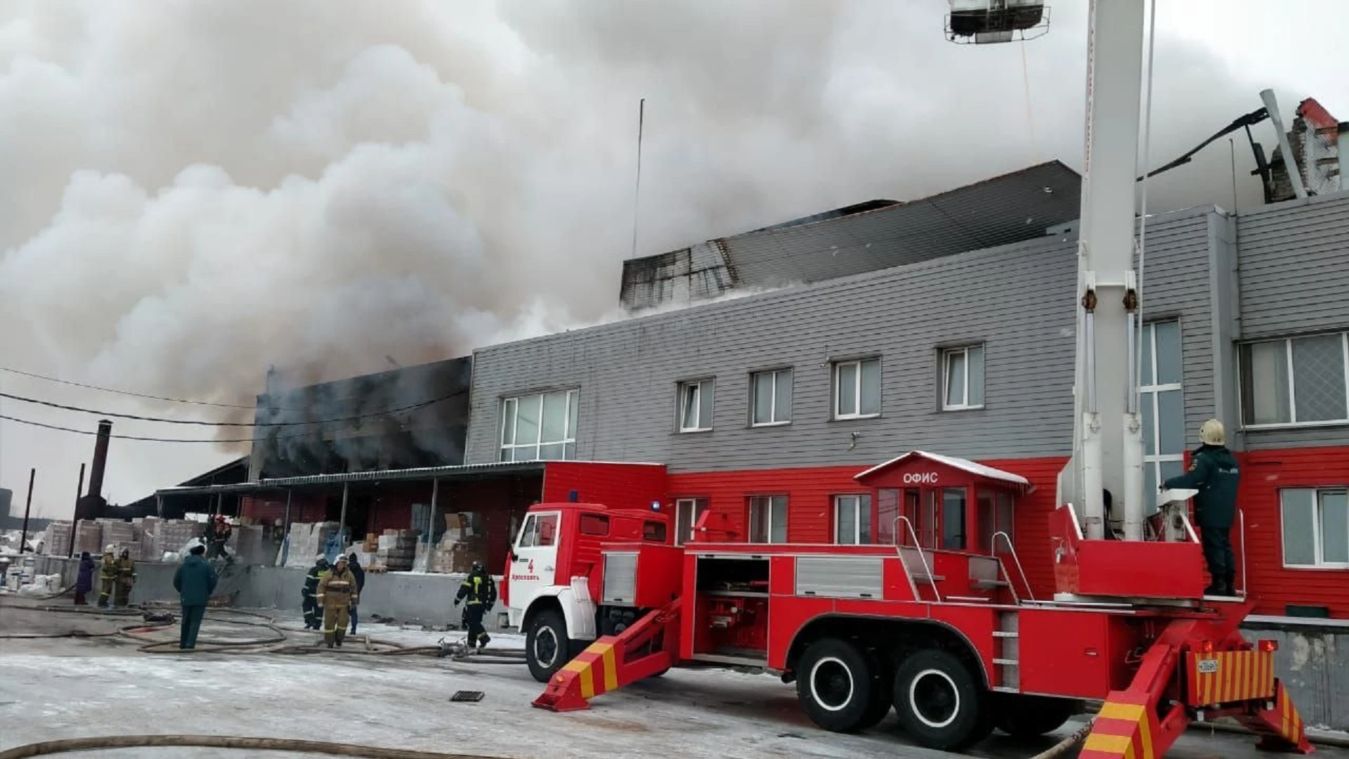 Трех человек спасли при пожаре на складе с картоном в Ярославле