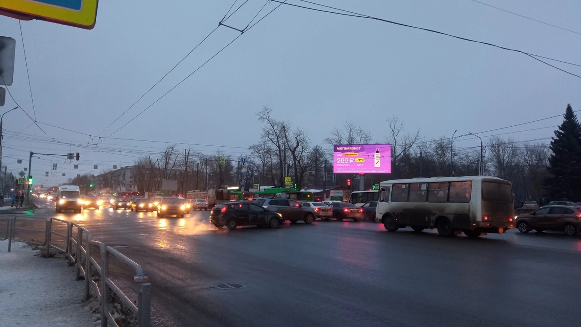 Пробки на дорогах и отмена занятий в школах: гололед в Челябинской области