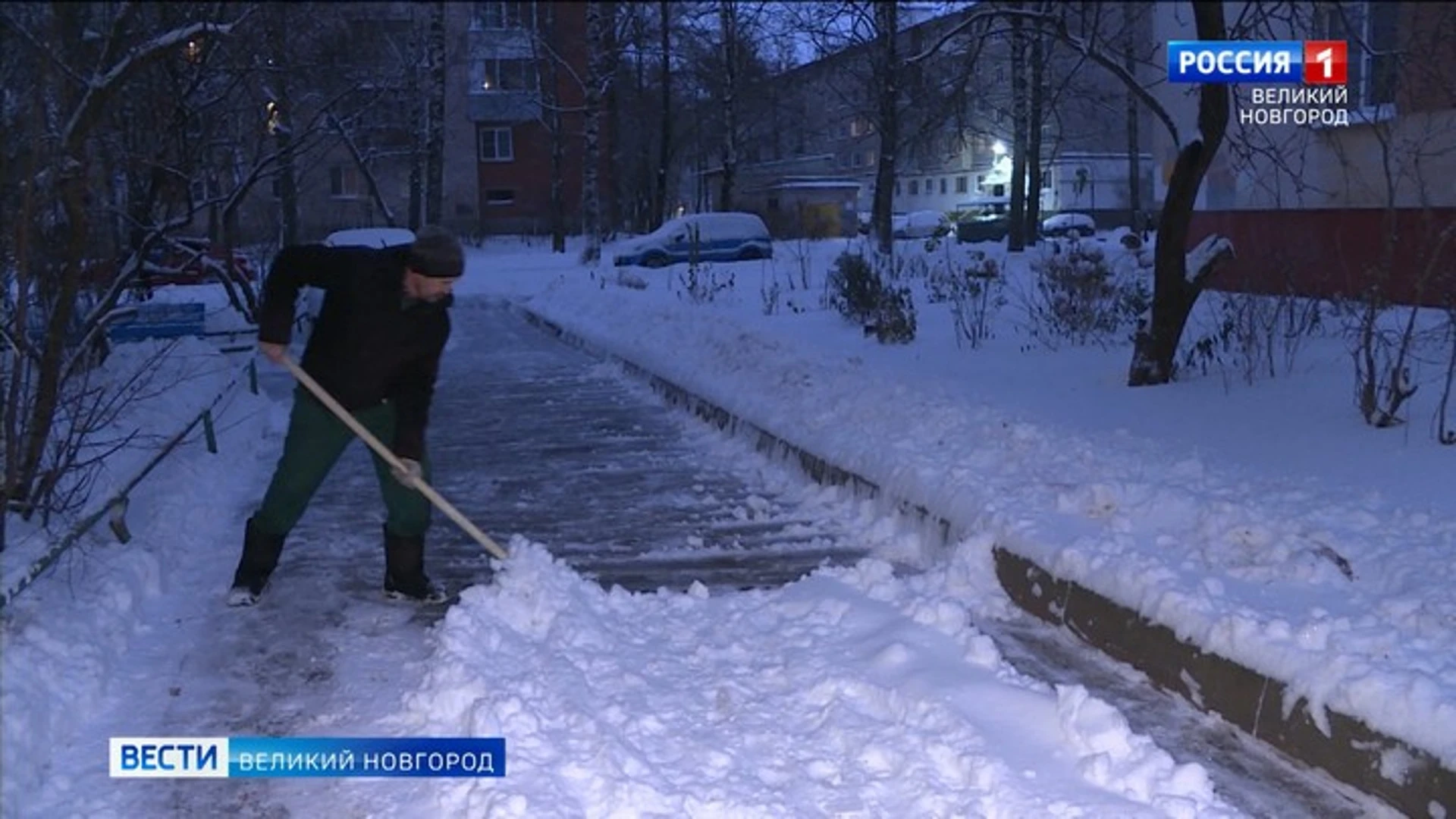 Коммунальные службы Великого Новгорода ликвидируют последствия сильного снегопада