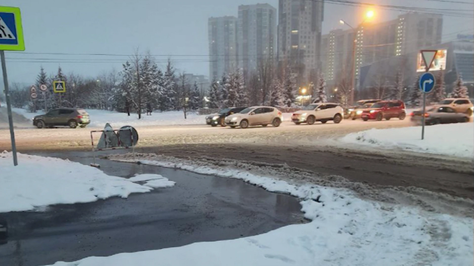 Кроме снегопада, в Красноярске на улице Октябрьская произошла коммунальная авария