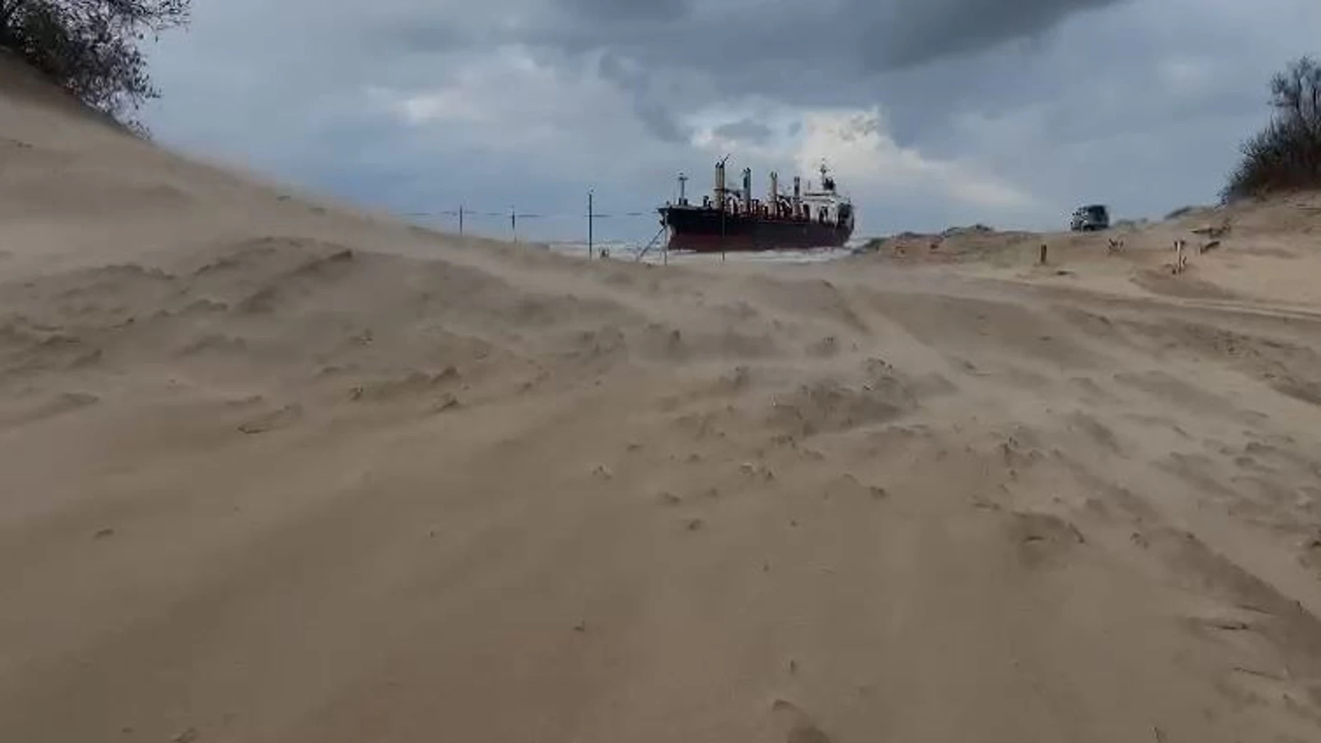 Члены экипажа, севшего на мель под Анапой сухогруза, не пострадали