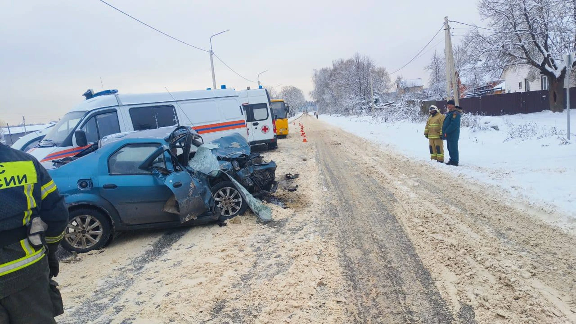 Легковушка врезалась в экскурсионный автобус с детьми под Калугой