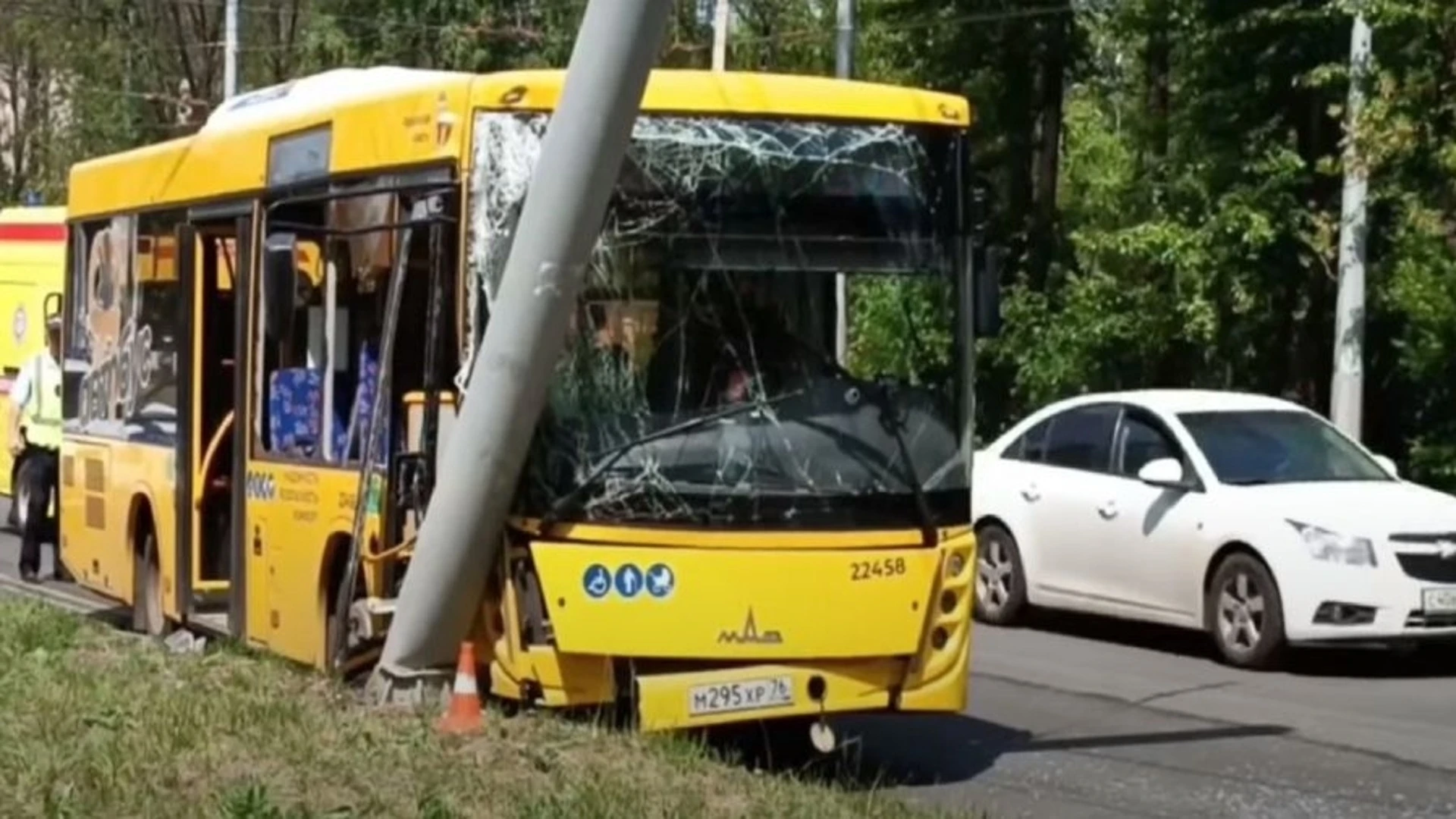 В Ярославле передали в суд дело о ДТП с автобусом, который врезался в столб