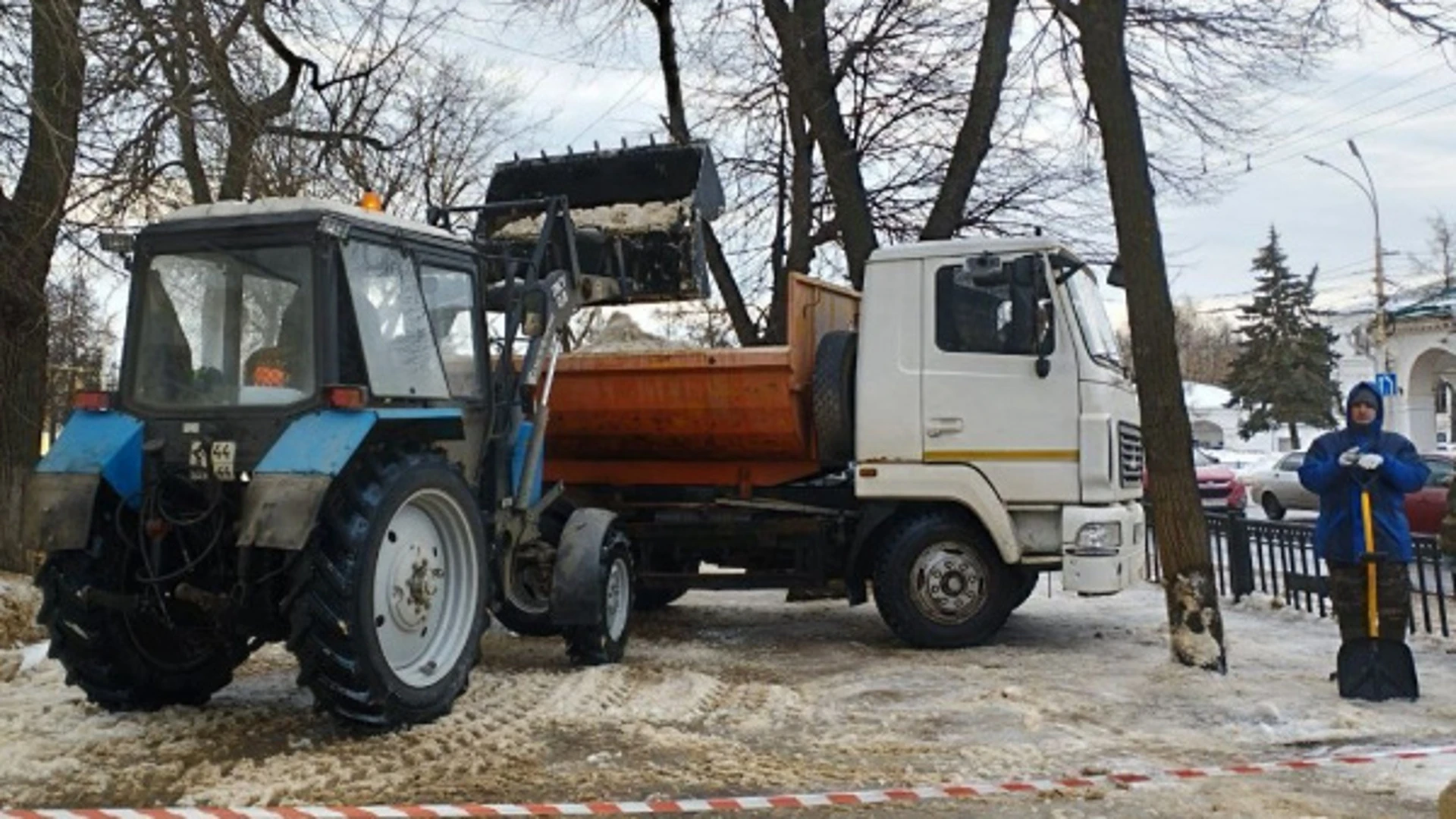 Дорожники в Костроме начали вывозить снег с улиц города